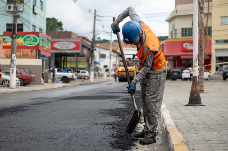 construction-worker | Fast Labour Hire an image of a construction worker applying asphalt on road